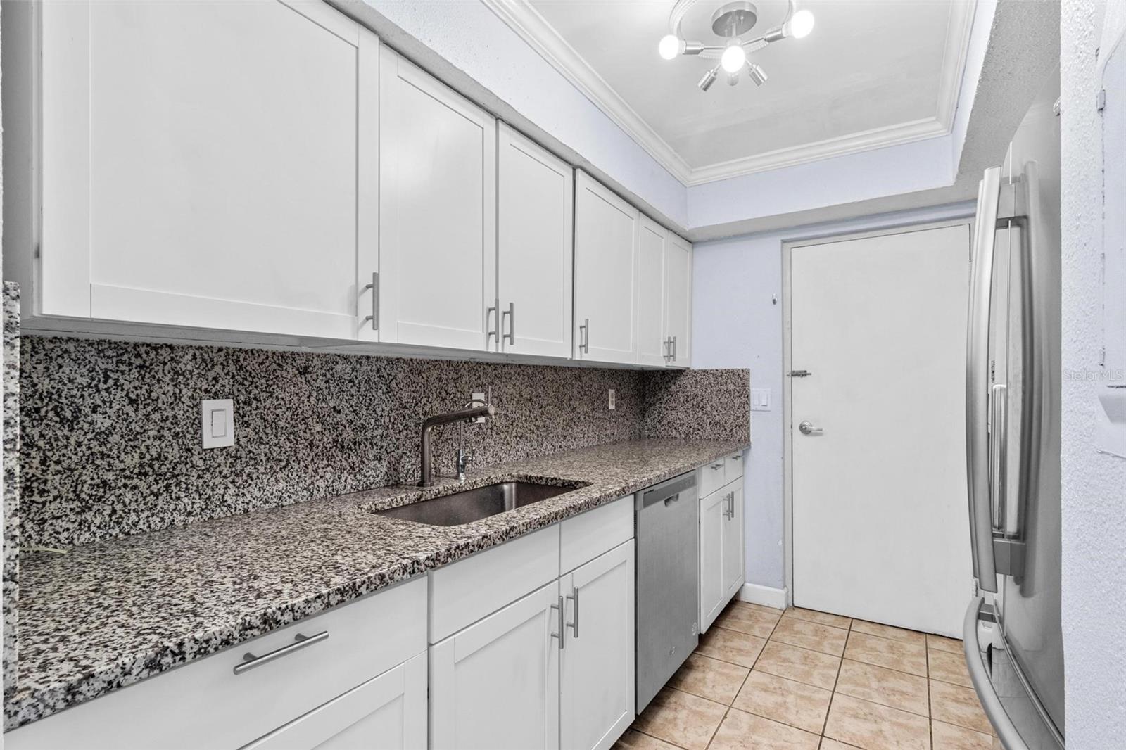 Listing photo id 6 for 1813 Bough Avenue B