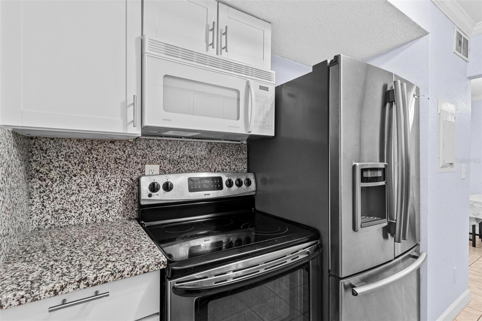 Listing photo id 7 for 1813 Bough Avenue B