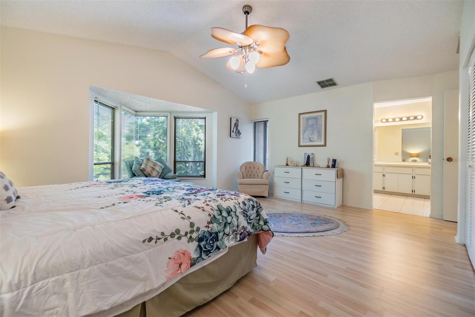 Image 17 of 57 For 486 Lakeview Drive 54