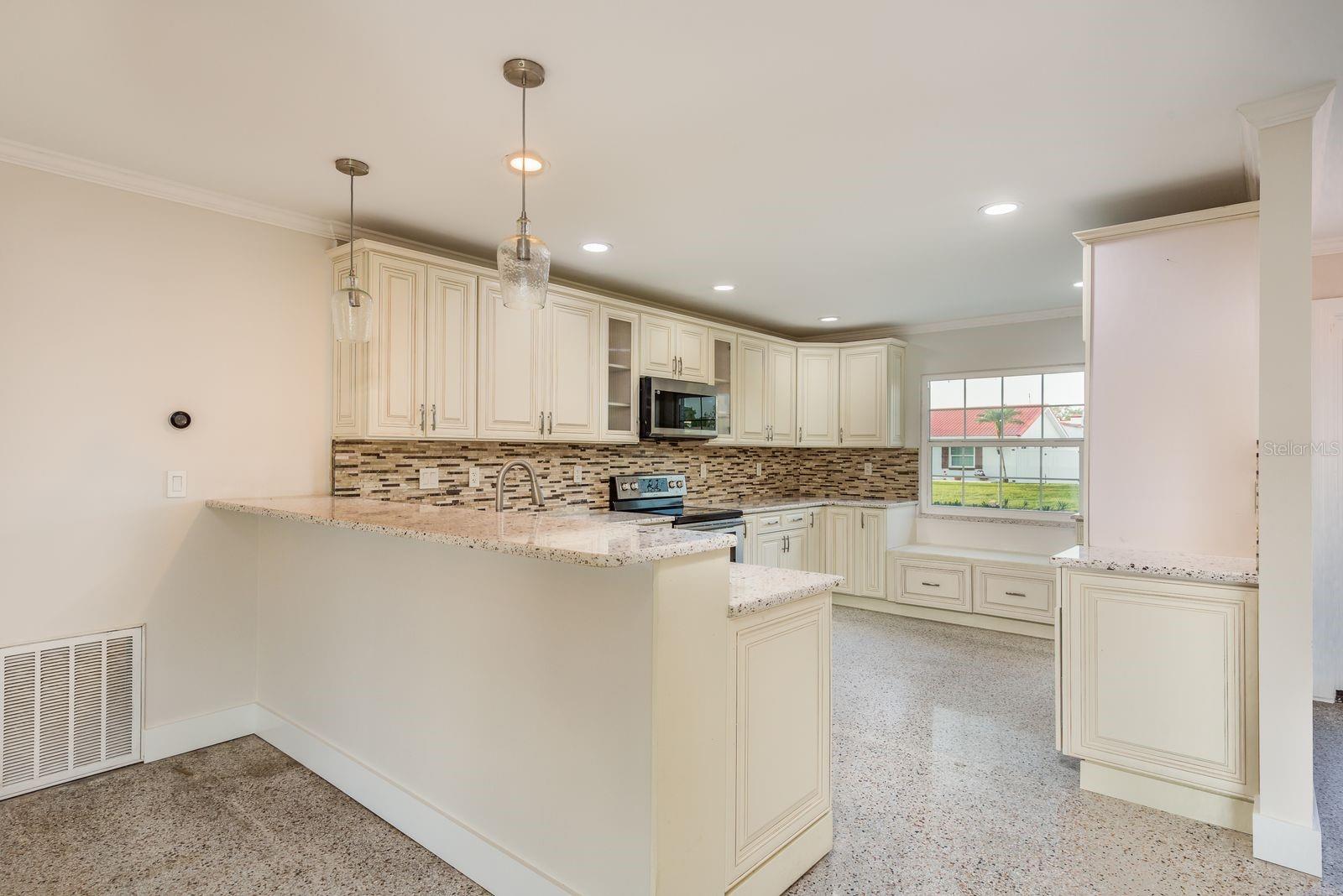 Image 12 of 50 For 8721 Bay Crest Lane