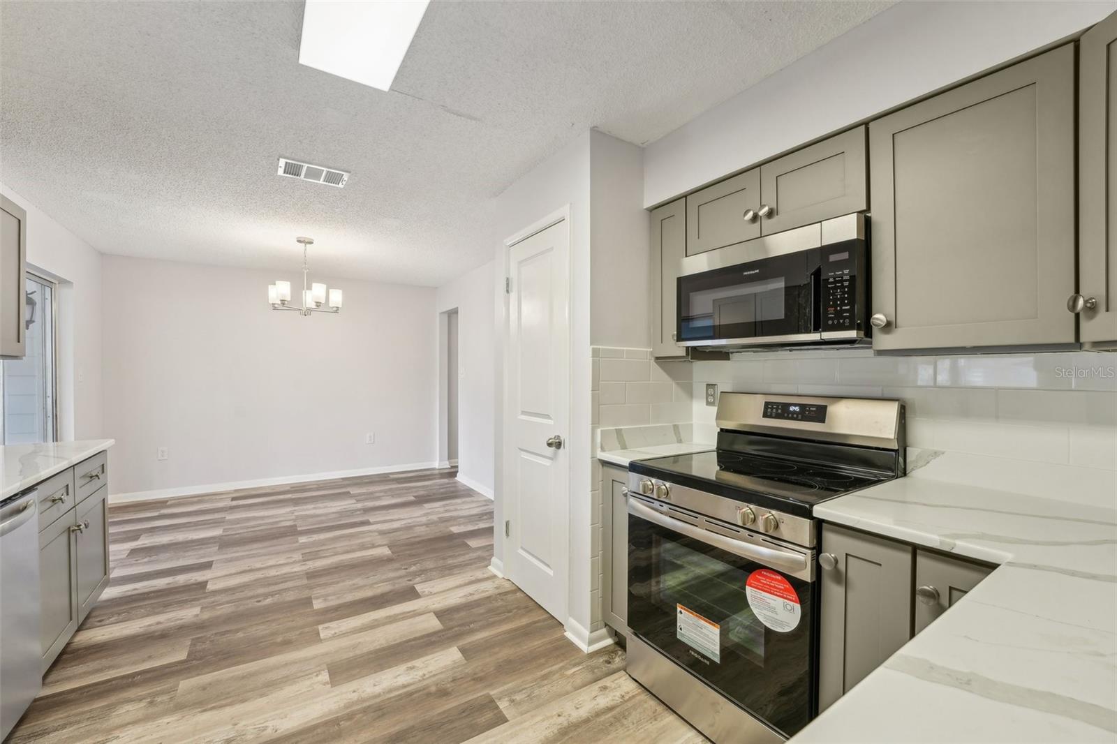 Image 16 of 51 For 1517 Country Ridge Drive