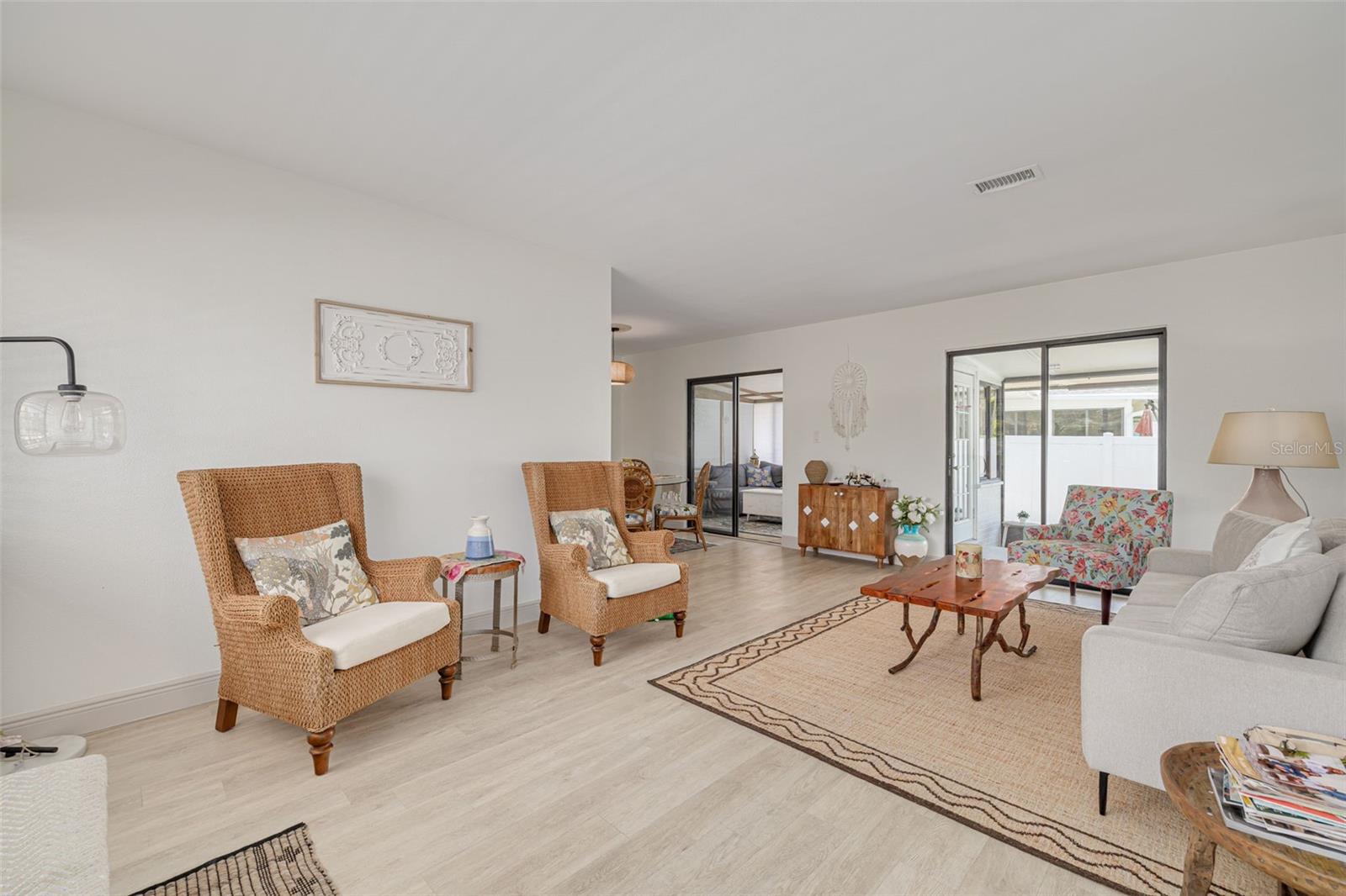 Listing photo id 10 for 225 Cevera Drive