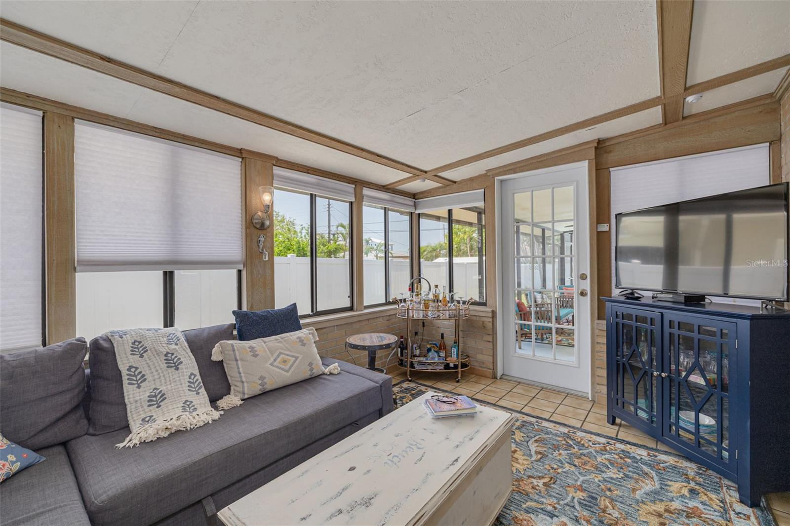 Listing photo id 16 for 225 Cevera Drive
