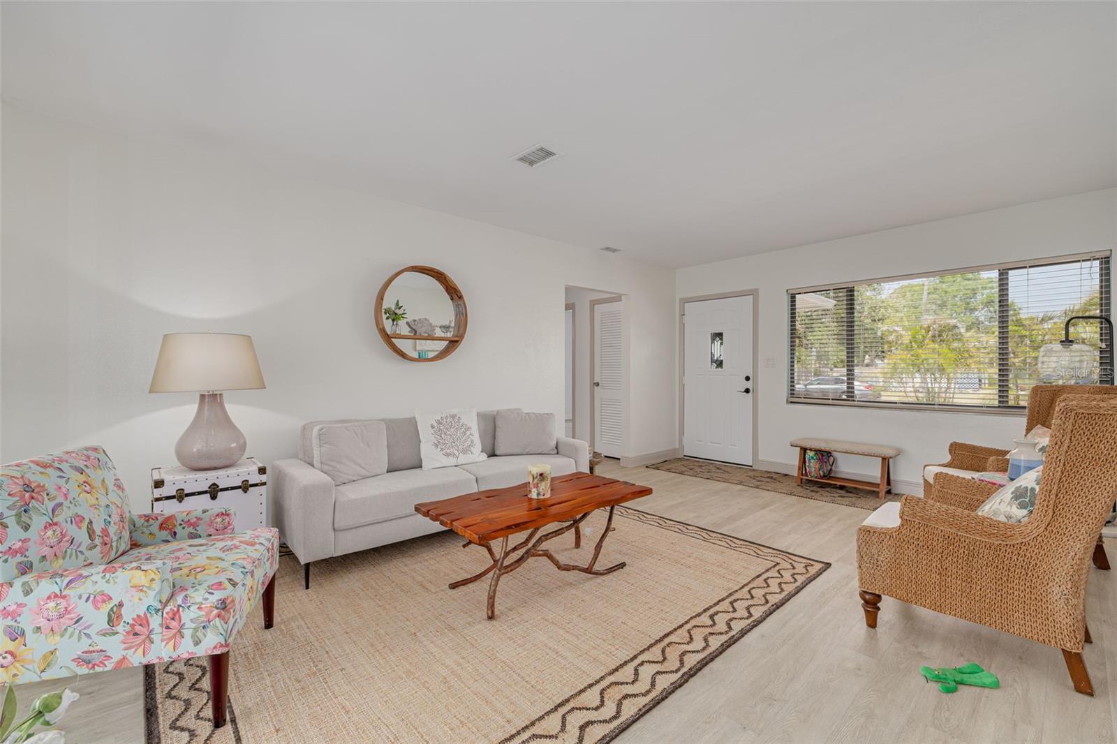 Listing photo id 0 for 225 Cevera Drive