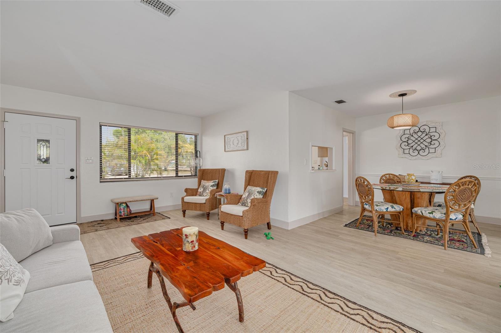 Listing photo id 1 for 225 Cevera Drive