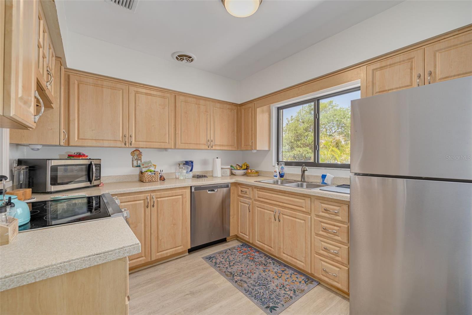 Listing photo id 3 for 225 Cevera Drive
