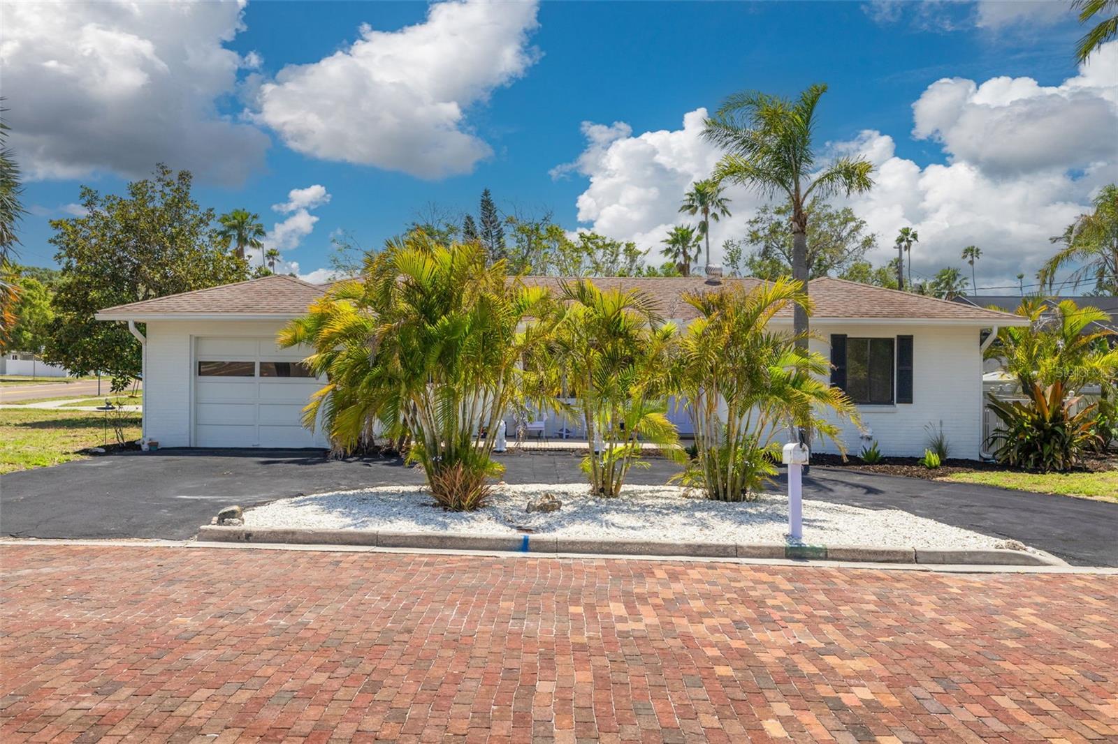 Listing photo id 7 for 225 Cevera Drive