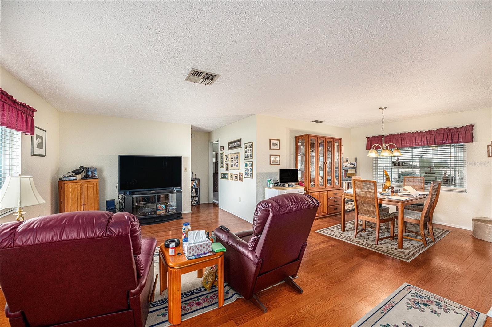 Listing photo id 3 for 12903 Cedar Ridge Drive