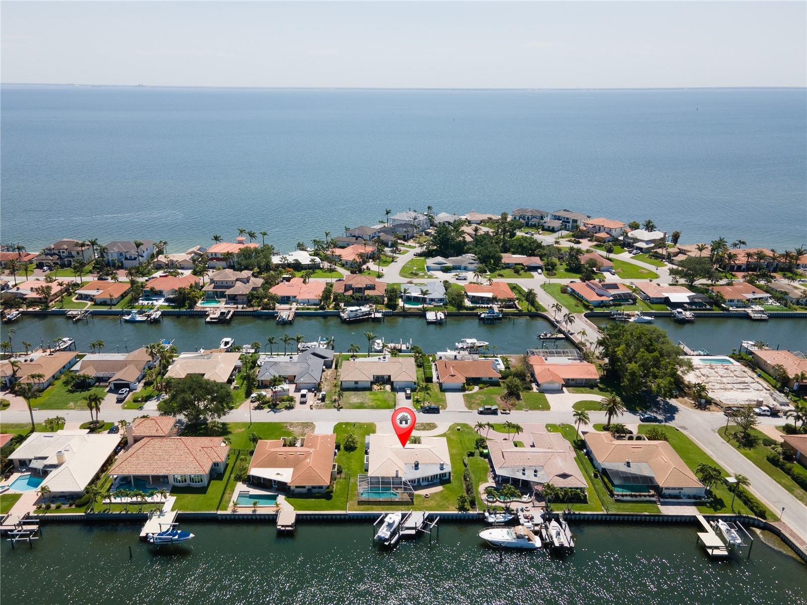 Listing photo id 11 for 2015 Hawaii Avenue Ne
