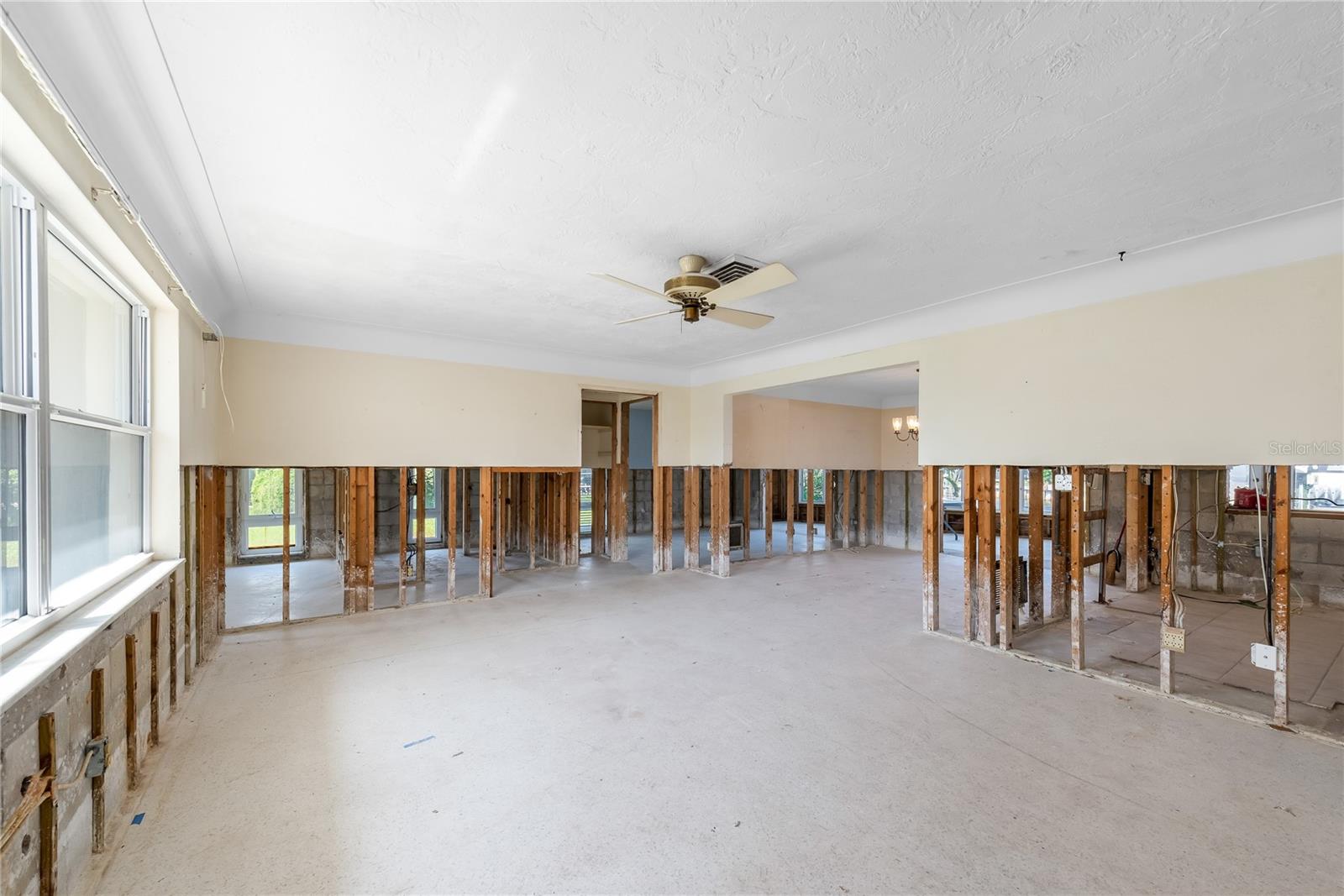 Listing photo id 21 for 2015 Hawaii Avenue Ne