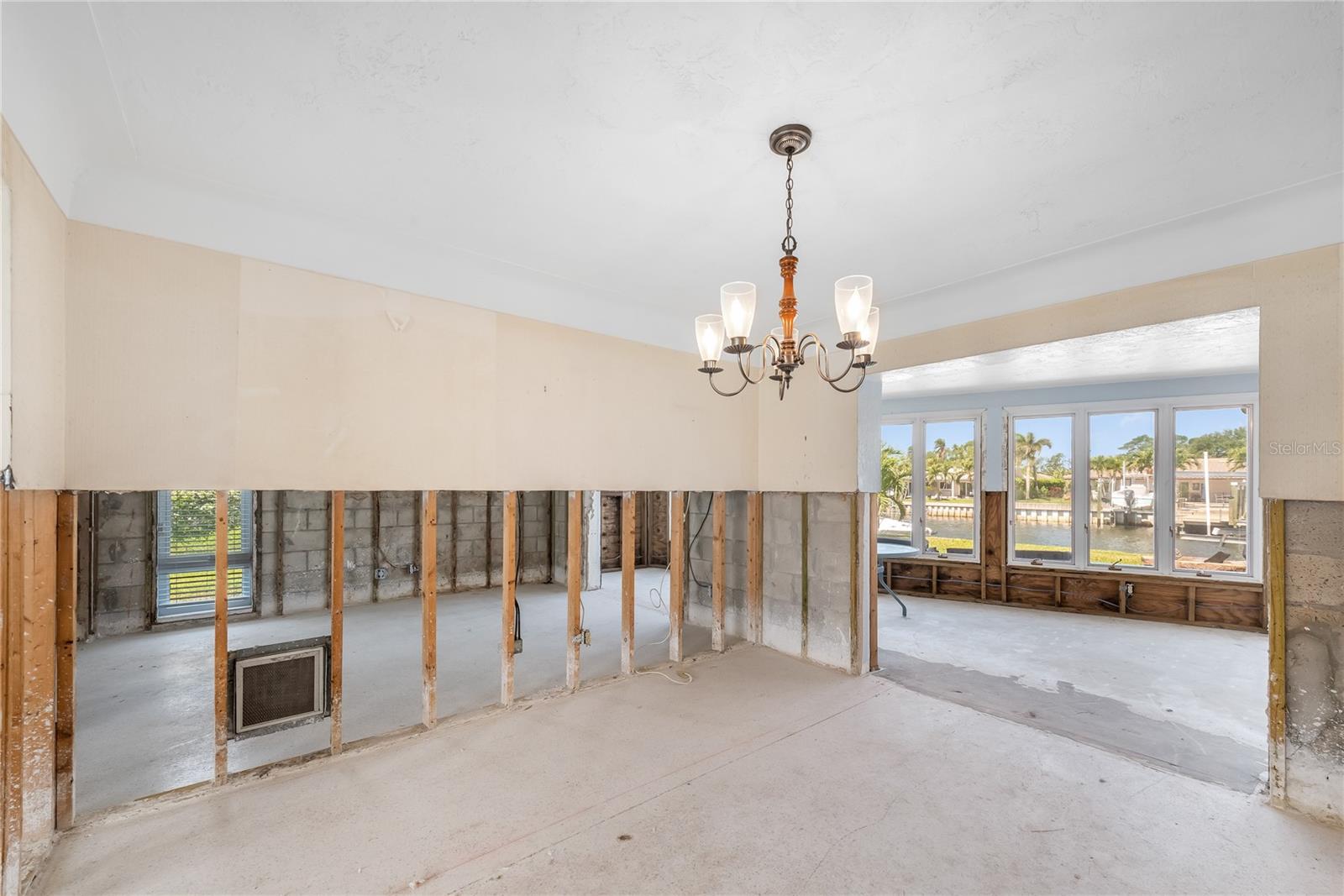 Listing photo id 23 for 2015 Hawaii Avenue Ne