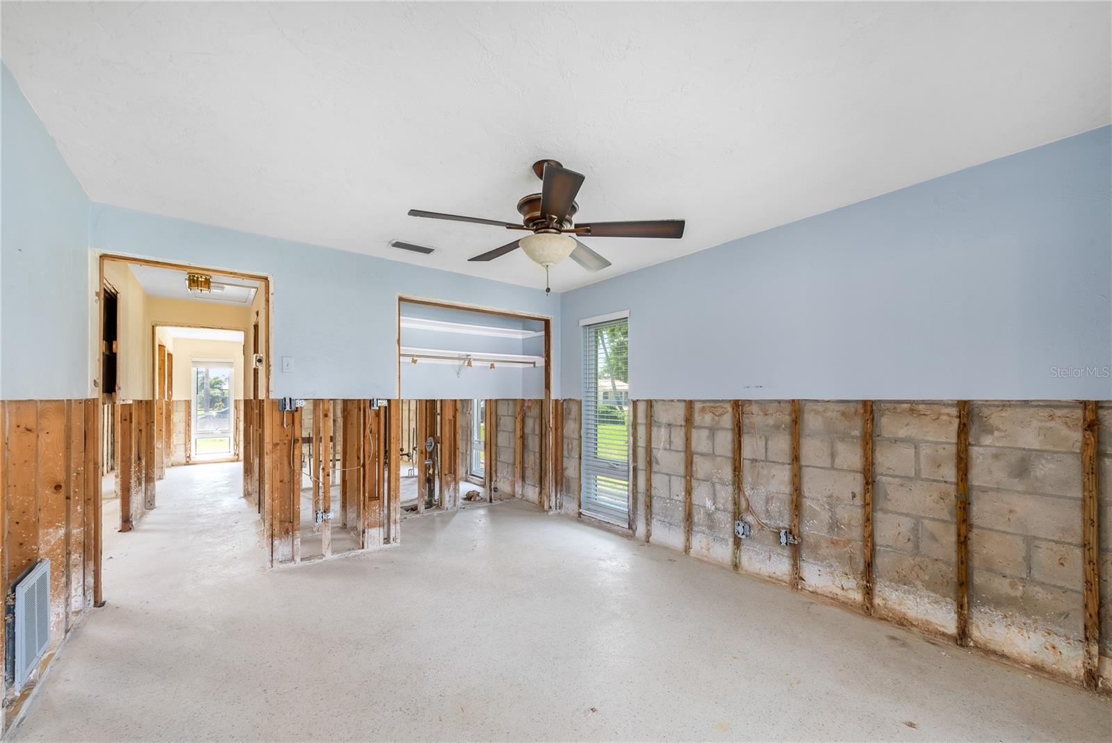 Listing photo id 25 for 2015 Hawaii Avenue Ne