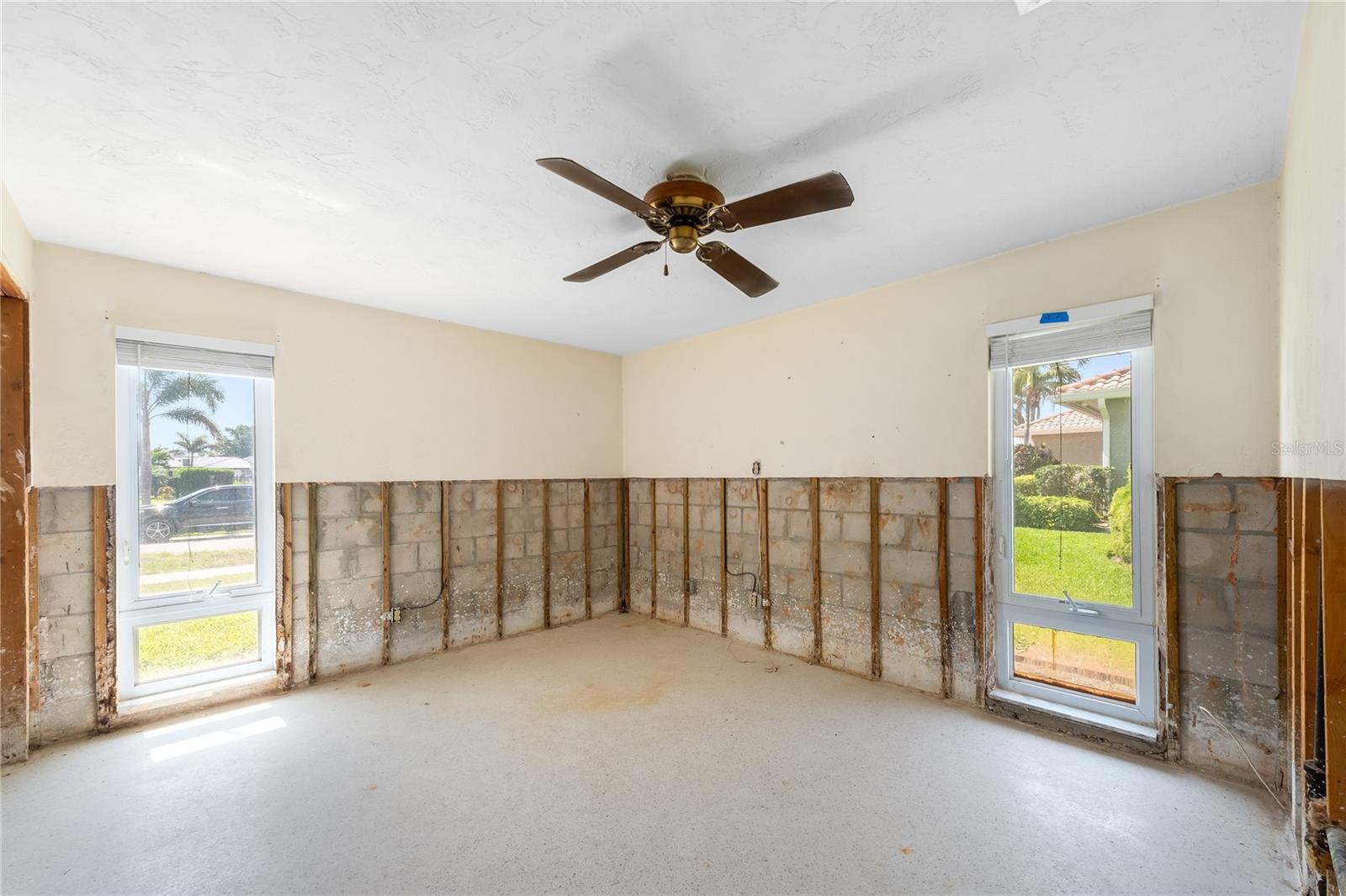 Listing photo id 26 for 2015 Hawaii Avenue Ne