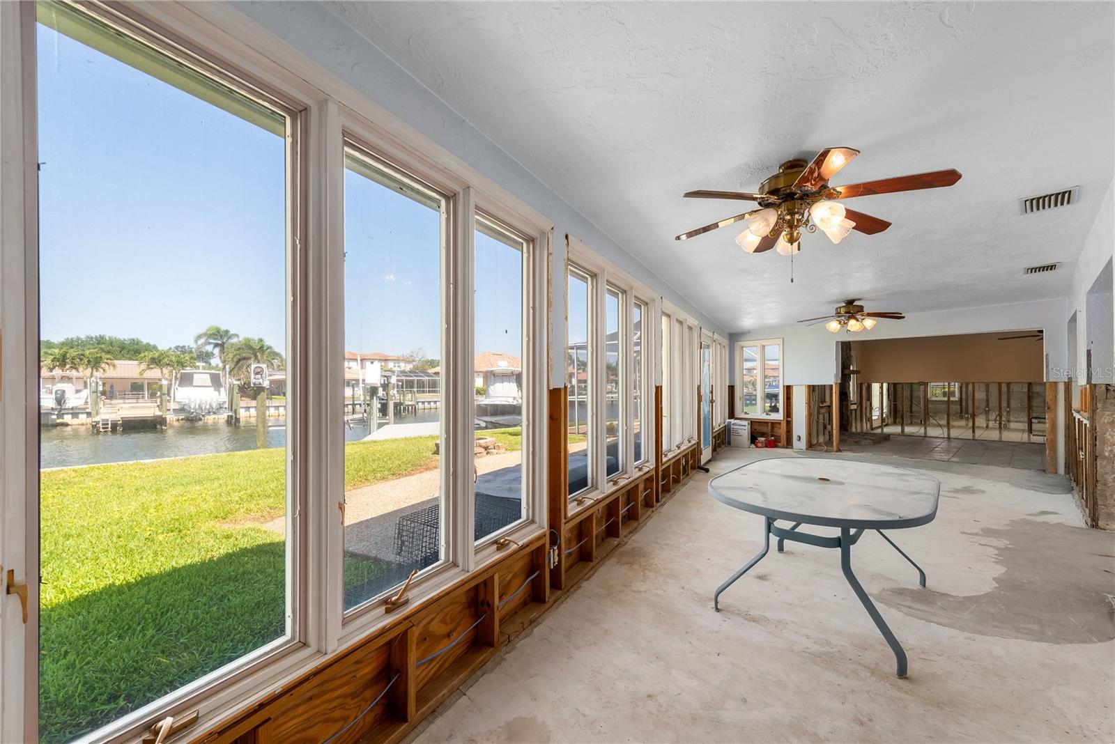 Listing photo id 27 for 2015 Hawaii Avenue Ne