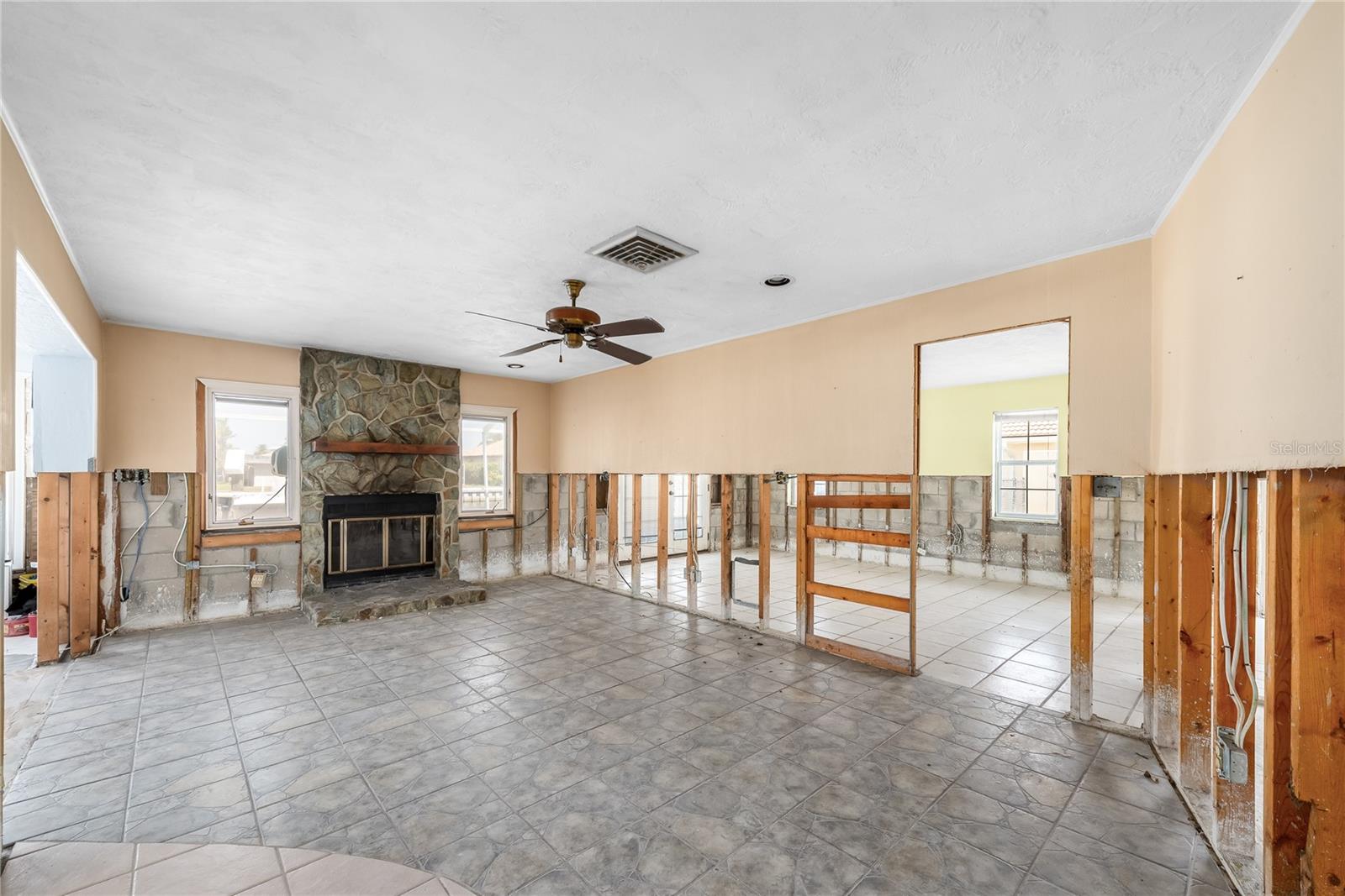 Listing photo id 30 for 2015 Hawaii Avenue Ne