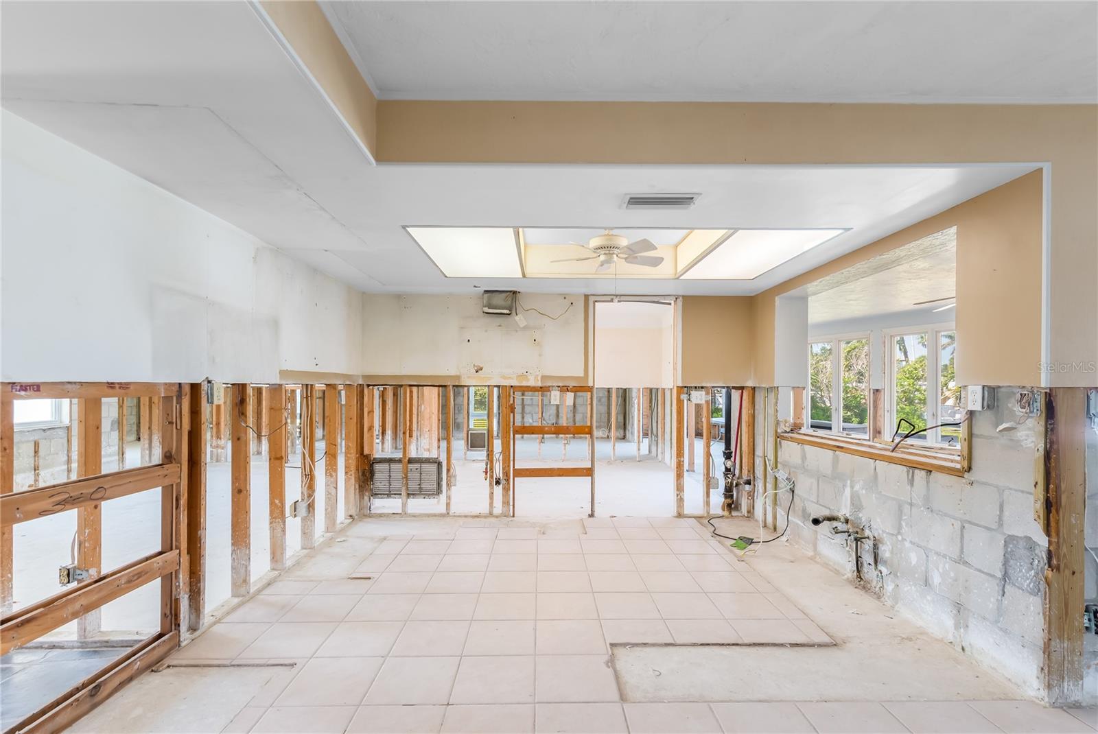 Listing photo id 33 for 2015 Hawaii Avenue Ne