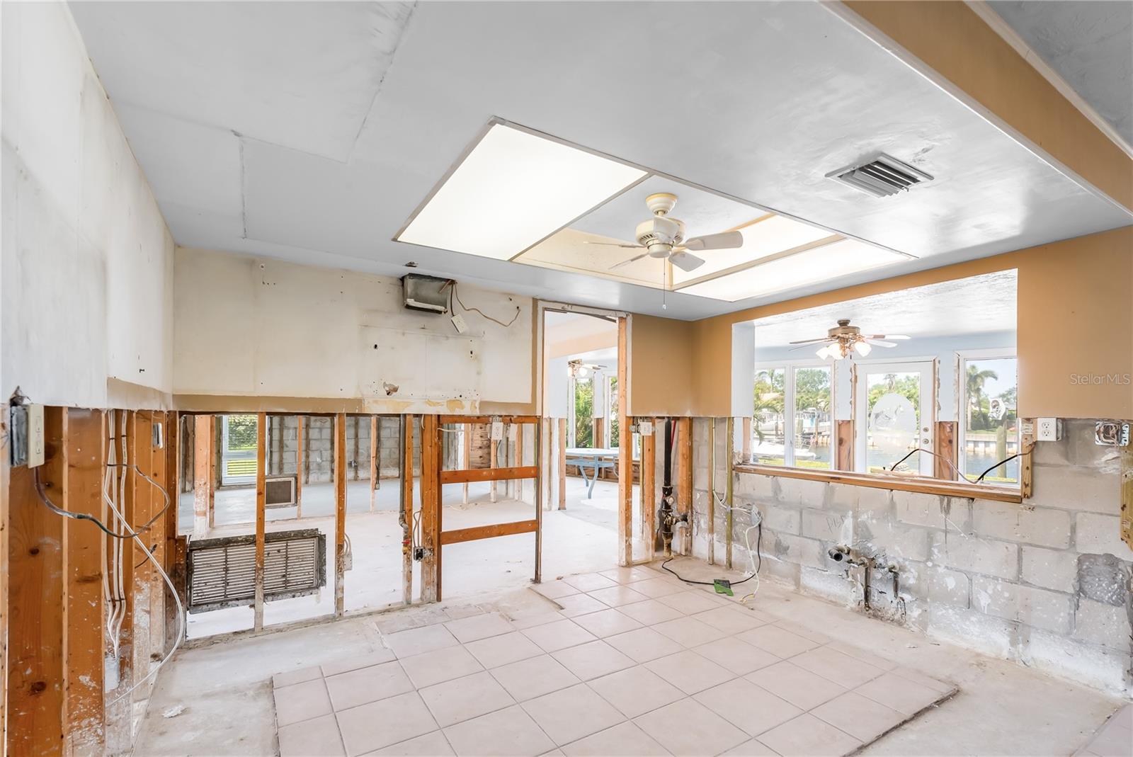 Listing photo id 34 for 2015 Hawaii Avenue Ne