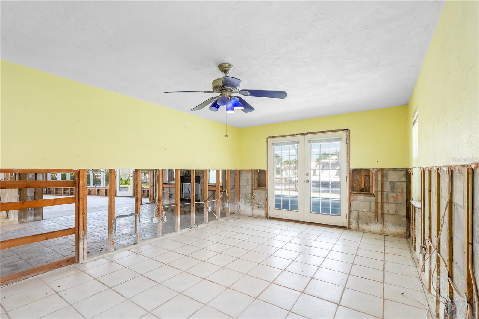 Listing photo id 35 for 2015 Hawaii Avenue Ne