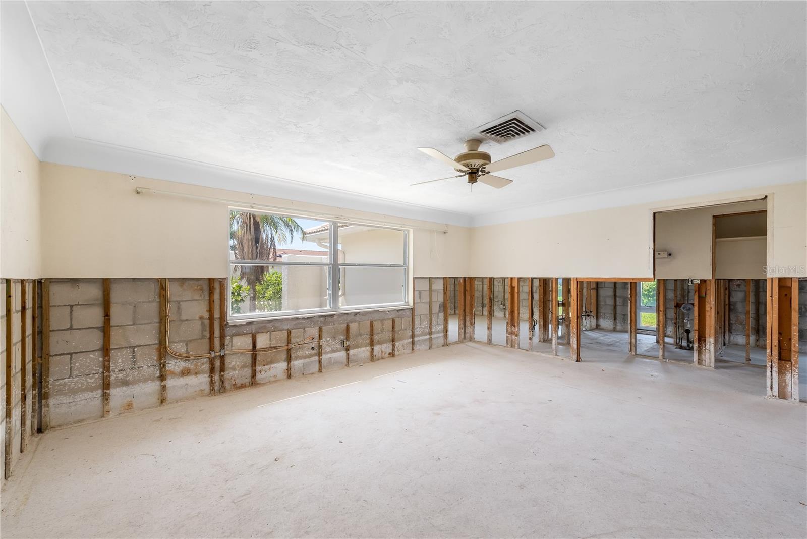 Listing photo id 37 for 2015 Hawaii Avenue Ne
