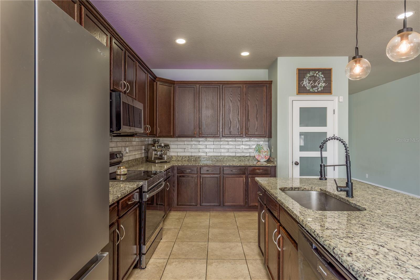 Listing photo id 15 for 14512 Balloch Drive