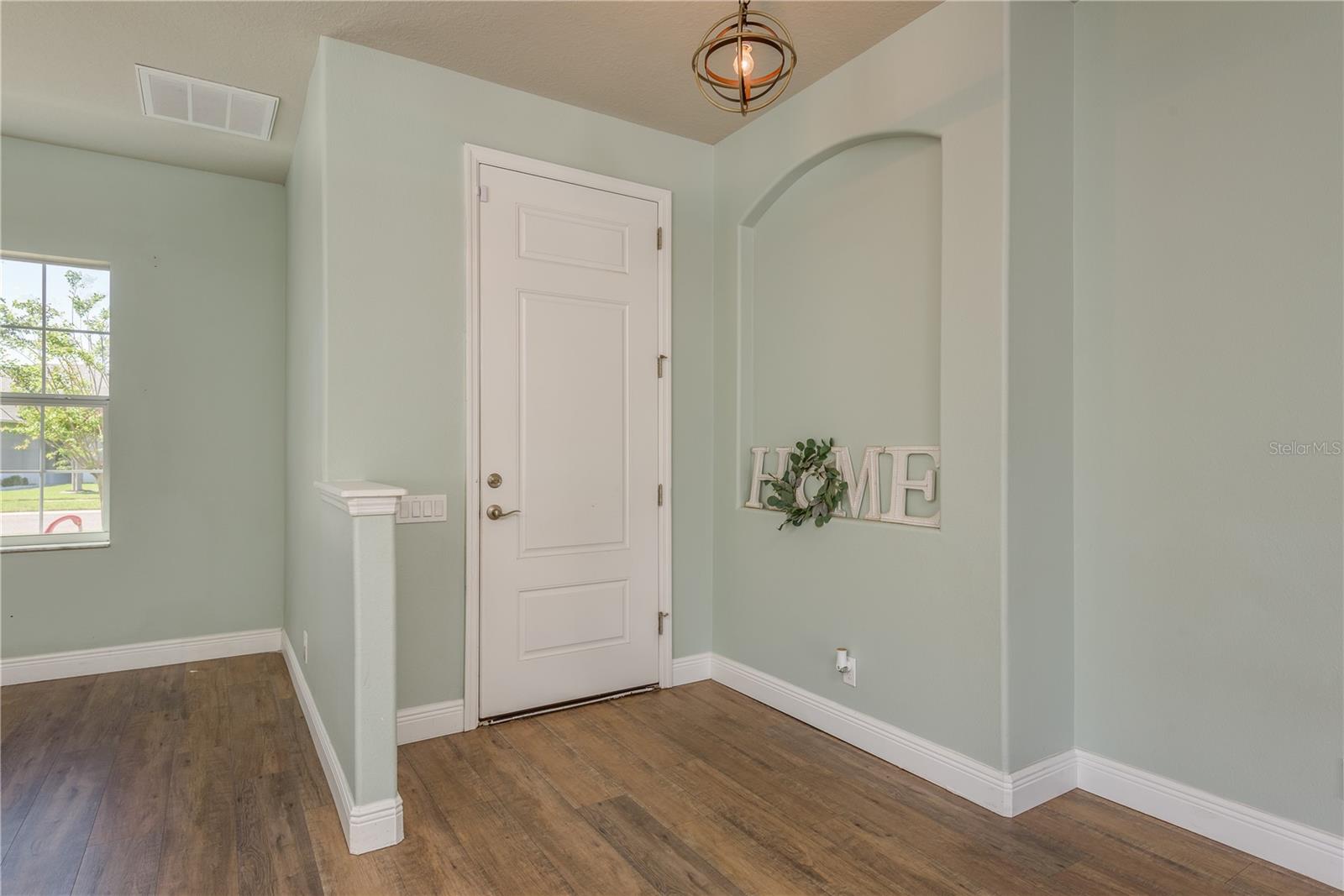 Listing photo id 3 for 14512 Balloch Drive