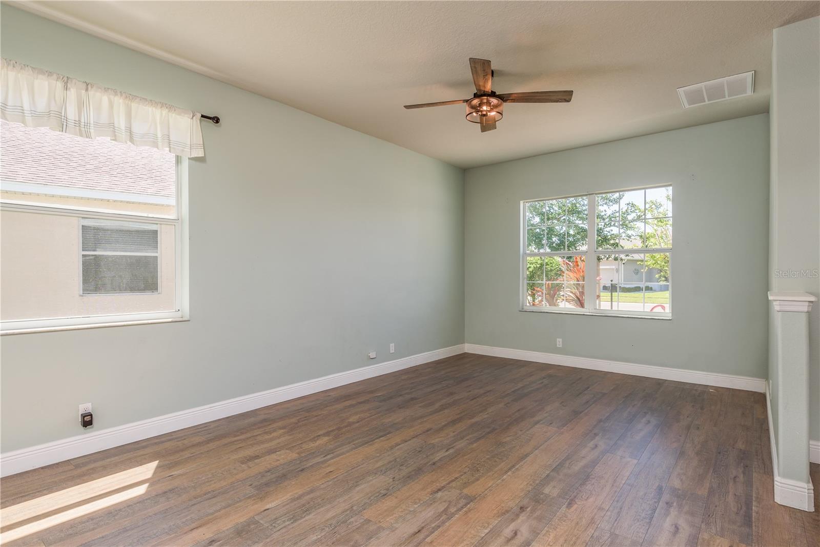 Listing photo id 4 for 14512 Balloch Drive
