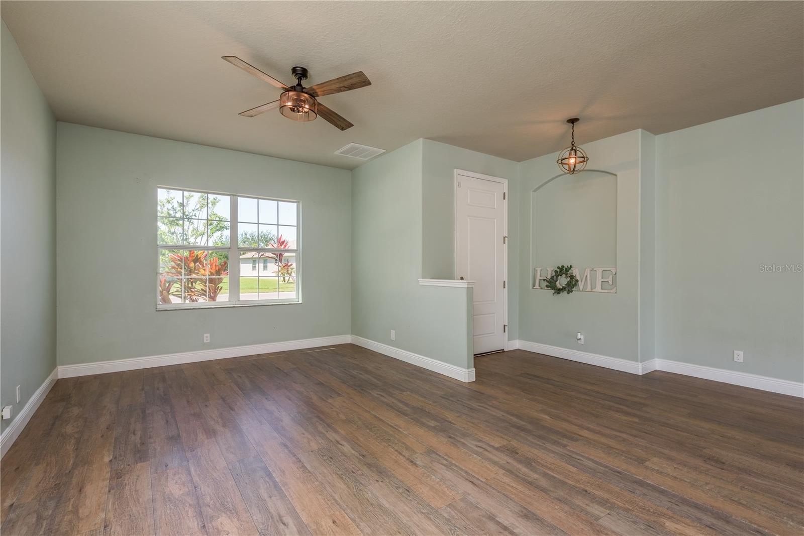 Listing photo id 5 for 14512 Balloch Drive