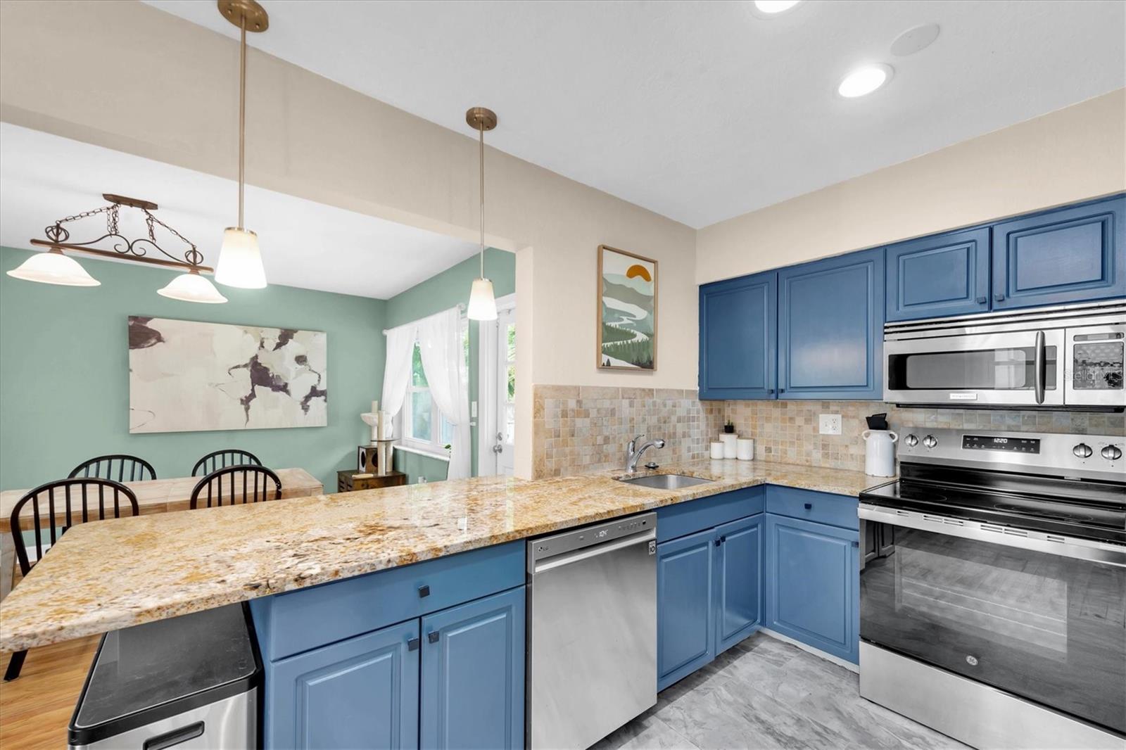 Listing photo id 6 for 1736 23rd Avenue N