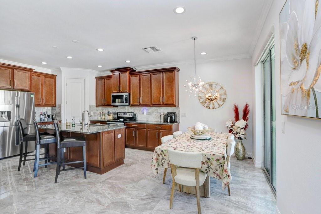 Listing photo id 11 for 8012 Red Orchard Court