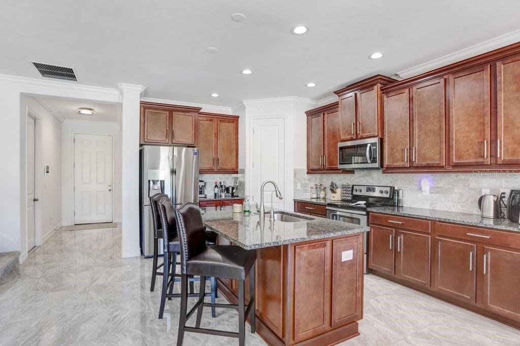 Listing photo id 12 for 8012 Red Orchard Court