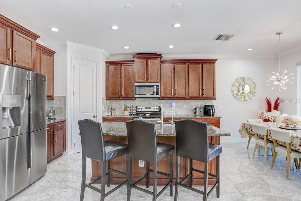 Listing photo id 13 for 8012 Red Orchard Court