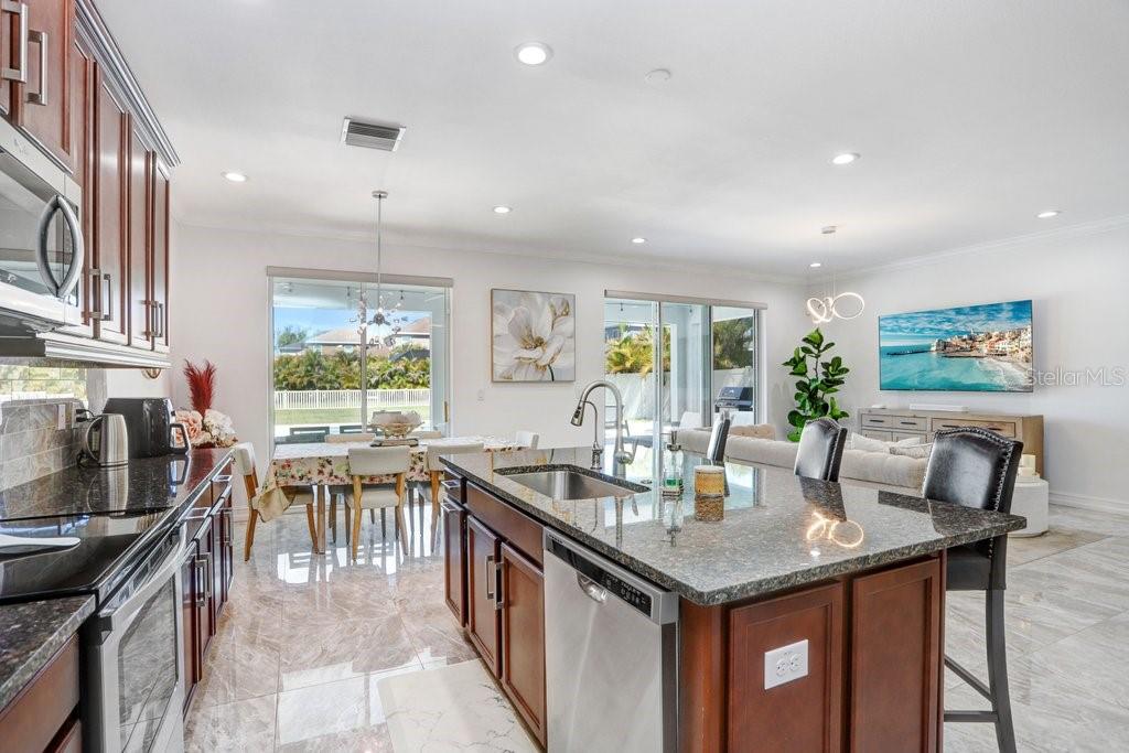 Listing photo id 14 for 8012 Red Orchard Court