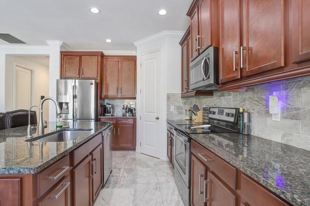 Listing photo id 15 for 8012 Red Orchard Court