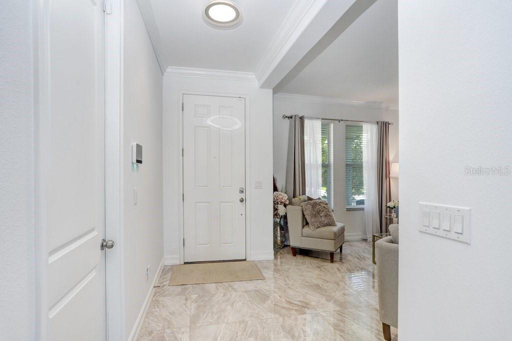 Listing photo id 3 for 8012 Red Orchard Court