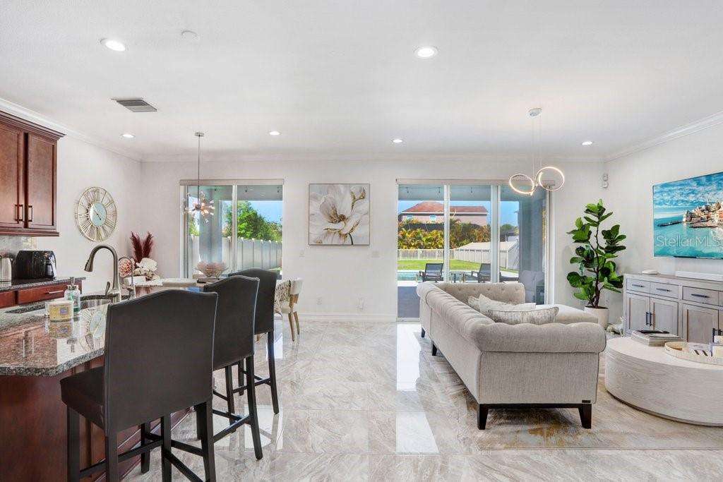Listing photo id 6 for 8012 Red Orchard Court