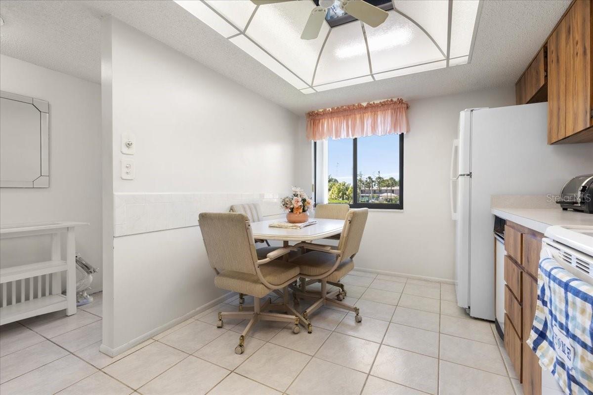 Listing photo id 8 for 108 Lakeview Court 108