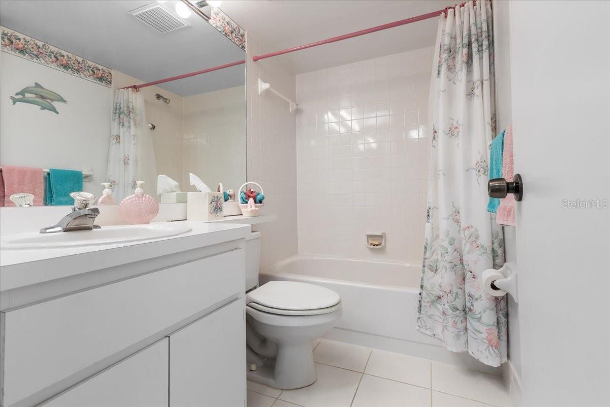 Listing photo id 11 for 108 Lakeview Court 108