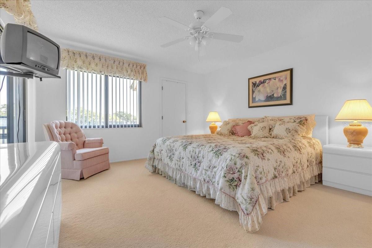 Listing photo id 23 for 108 Lakeview Court 108