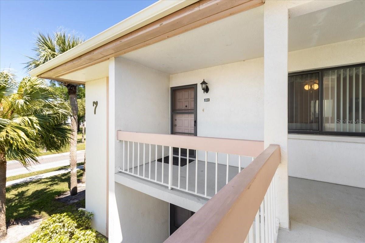 Listing photo id 4 for 108 Lakeview Court 108