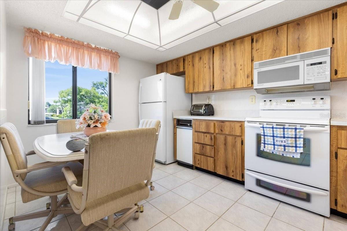 Listing photo id 6 for 108 Lakeview Court 108