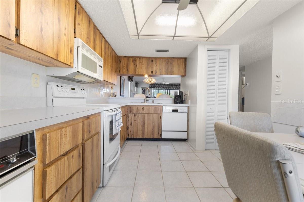 Listing photo id 7 for 108 Lakeview Court 108