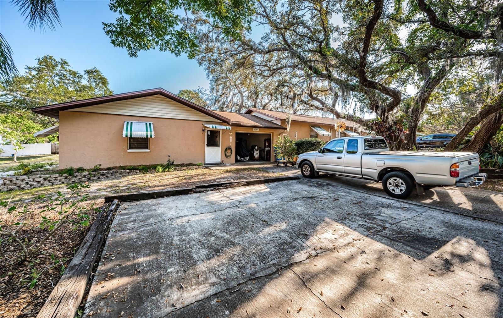 Listing photo id 23 for 618 July Drive