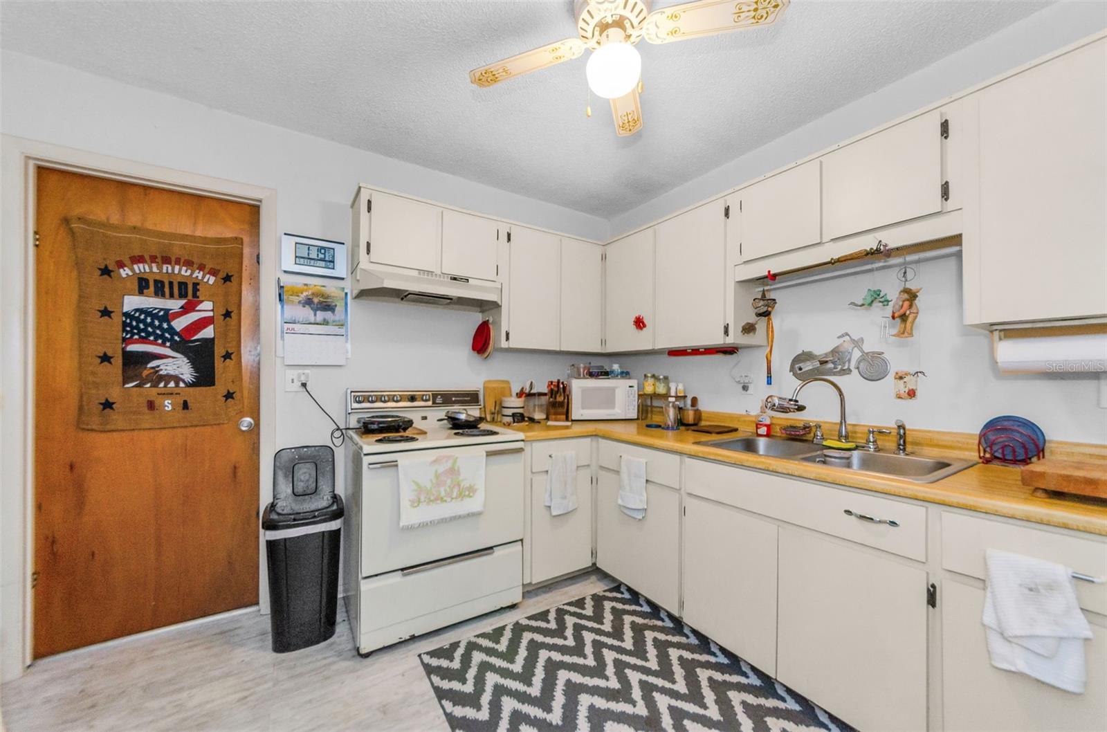 Listing photo id 28 for 618 July Drive