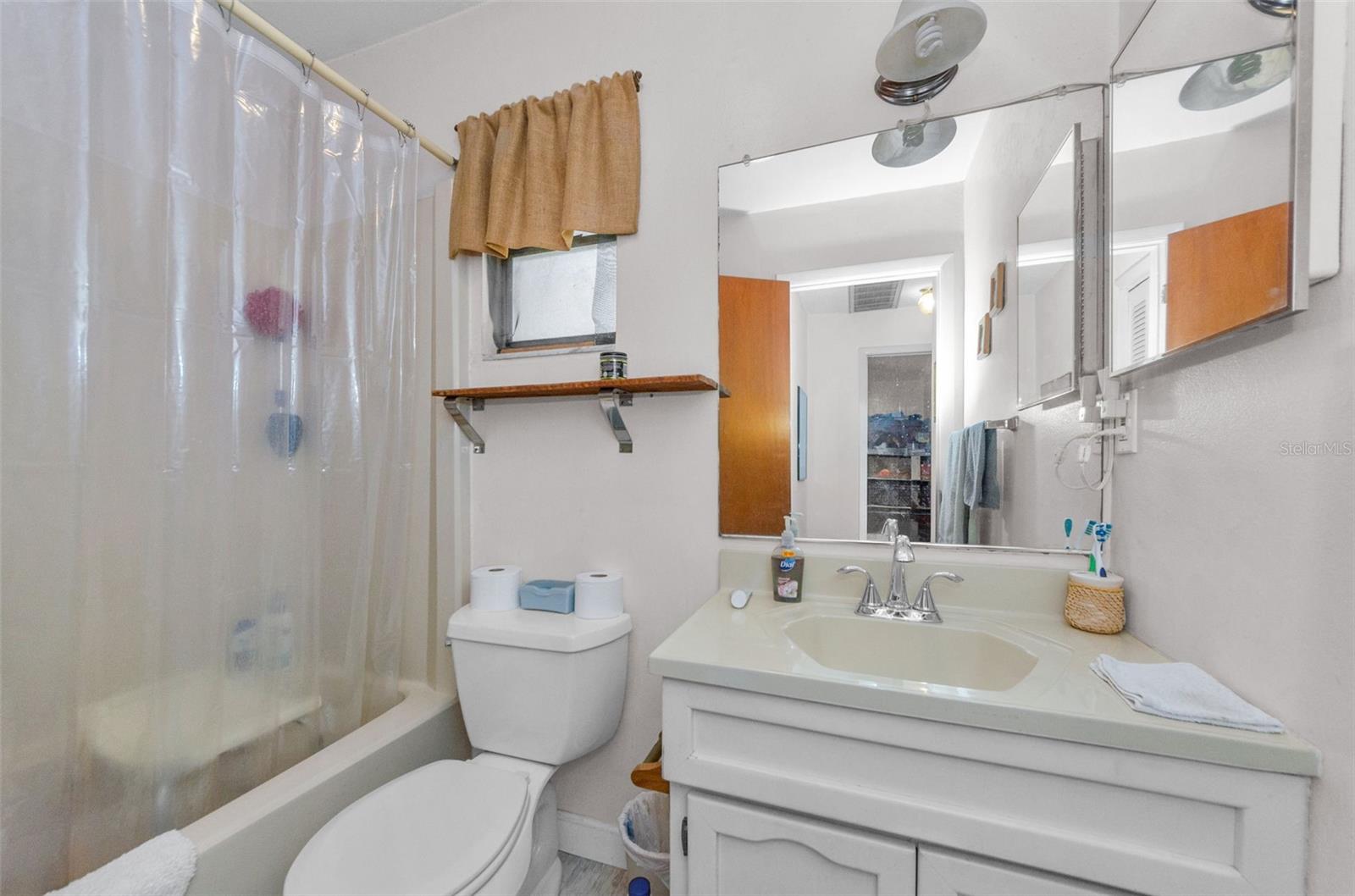 Listing photo id 33 for 618 July Drive