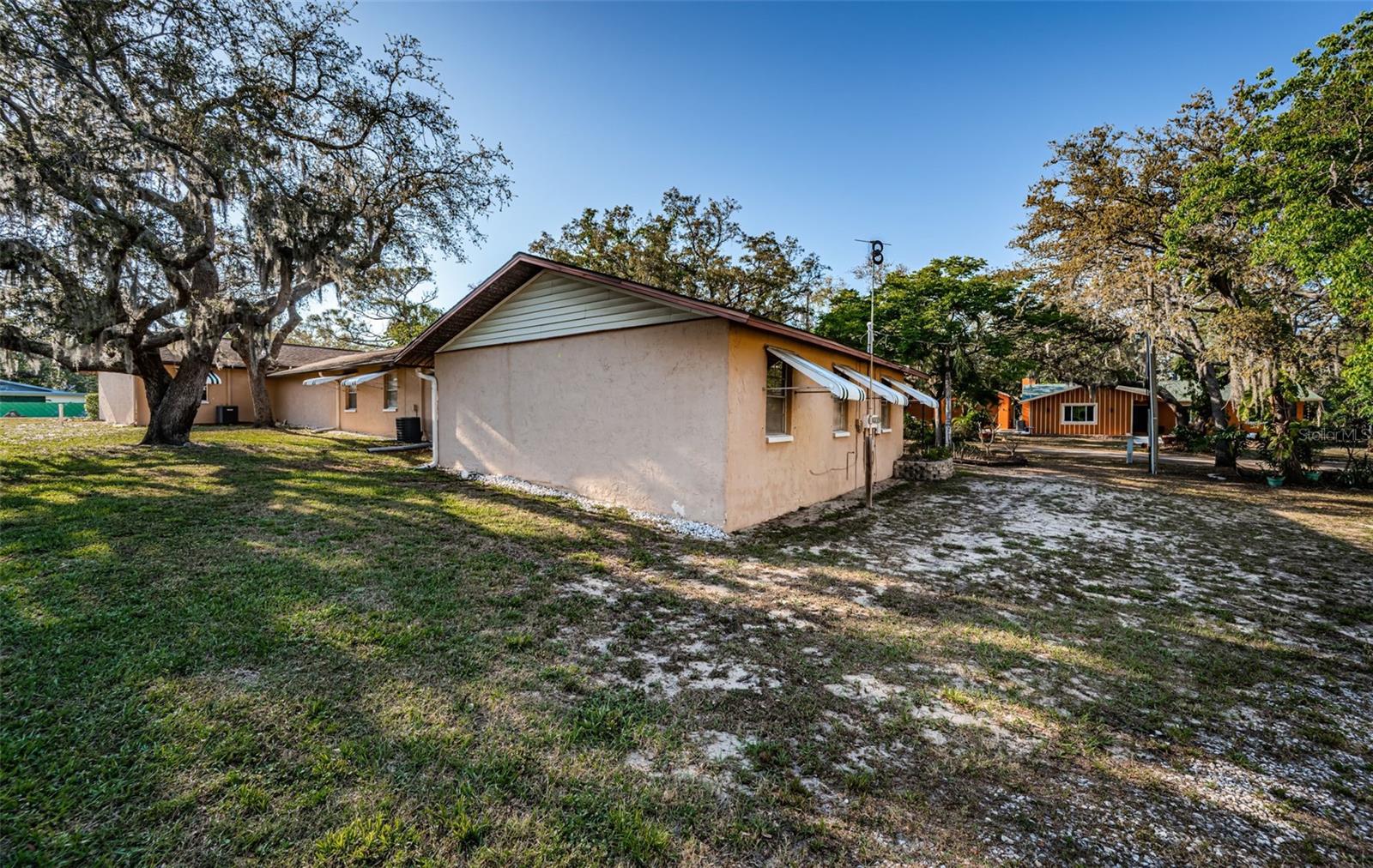 Listing photo id 40 for 618 July Drive