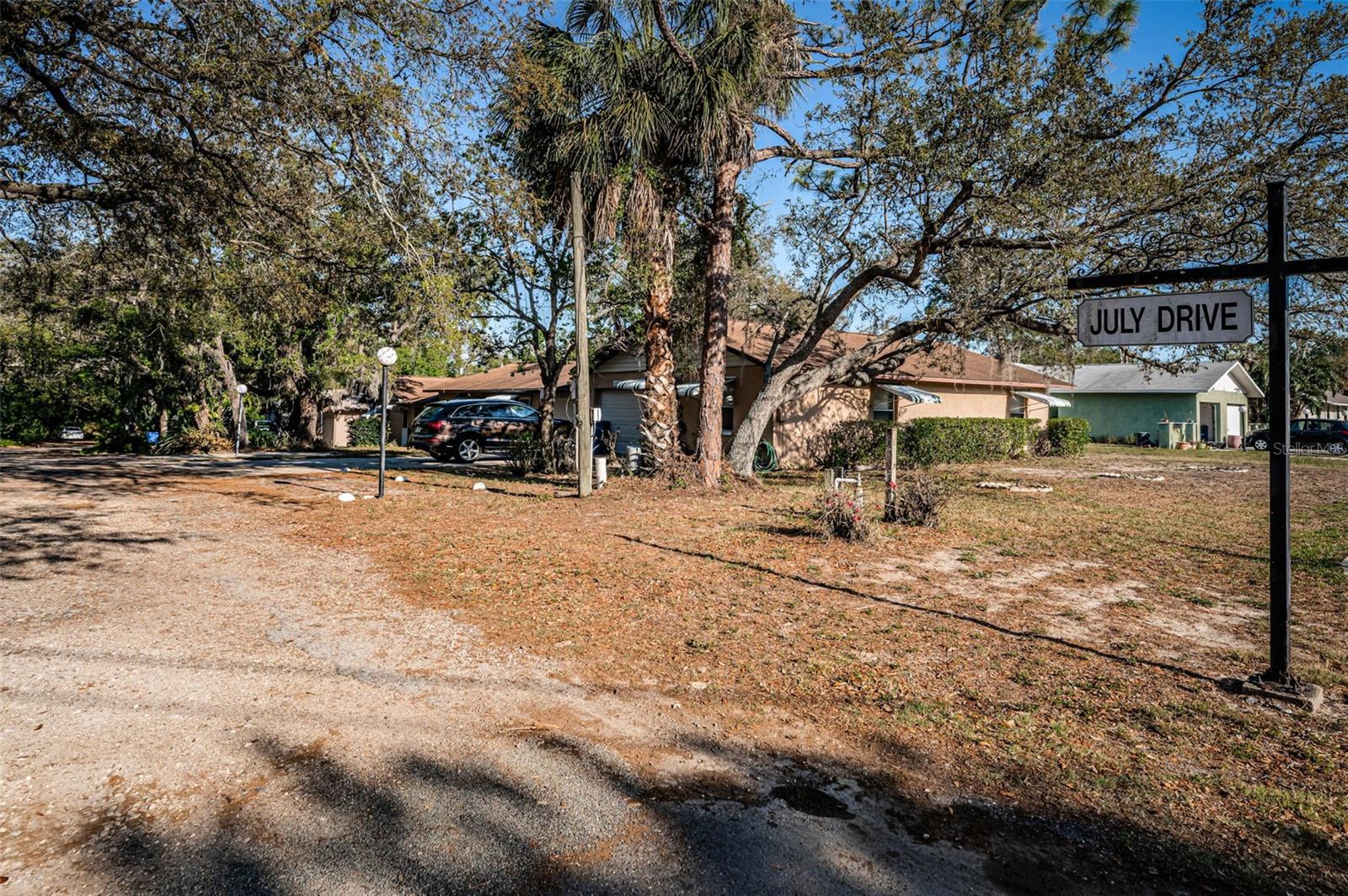 Listing photo id 48 for 618 July Drive