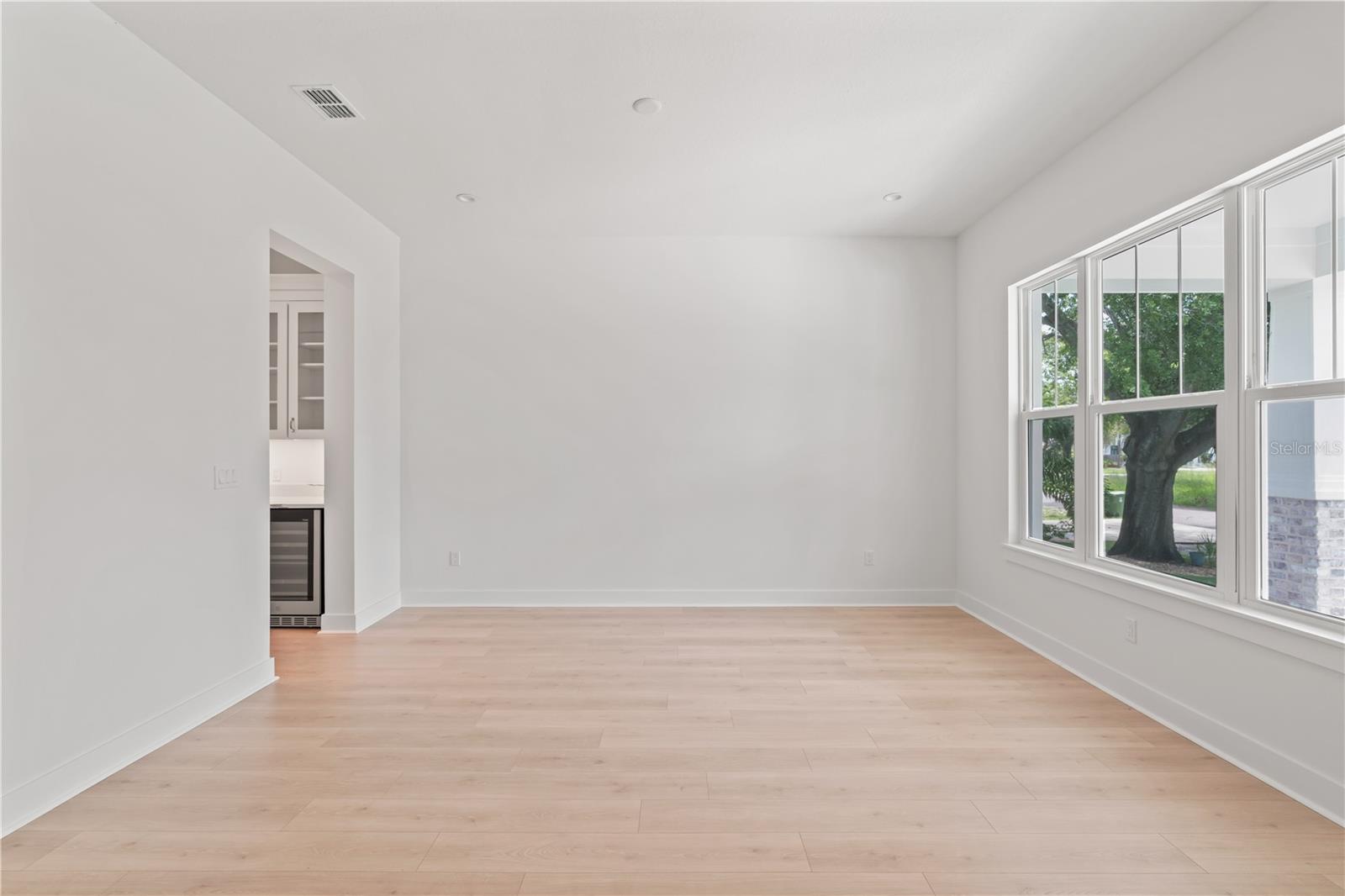Listing photo id 8 for 4307 Renellie Drive S