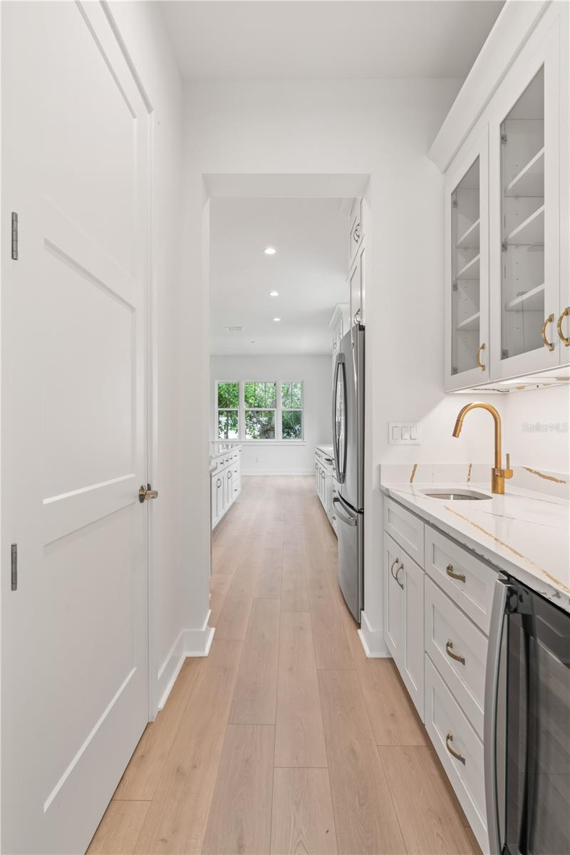 Listing photo id 10 for 4307 Renellie Drive S