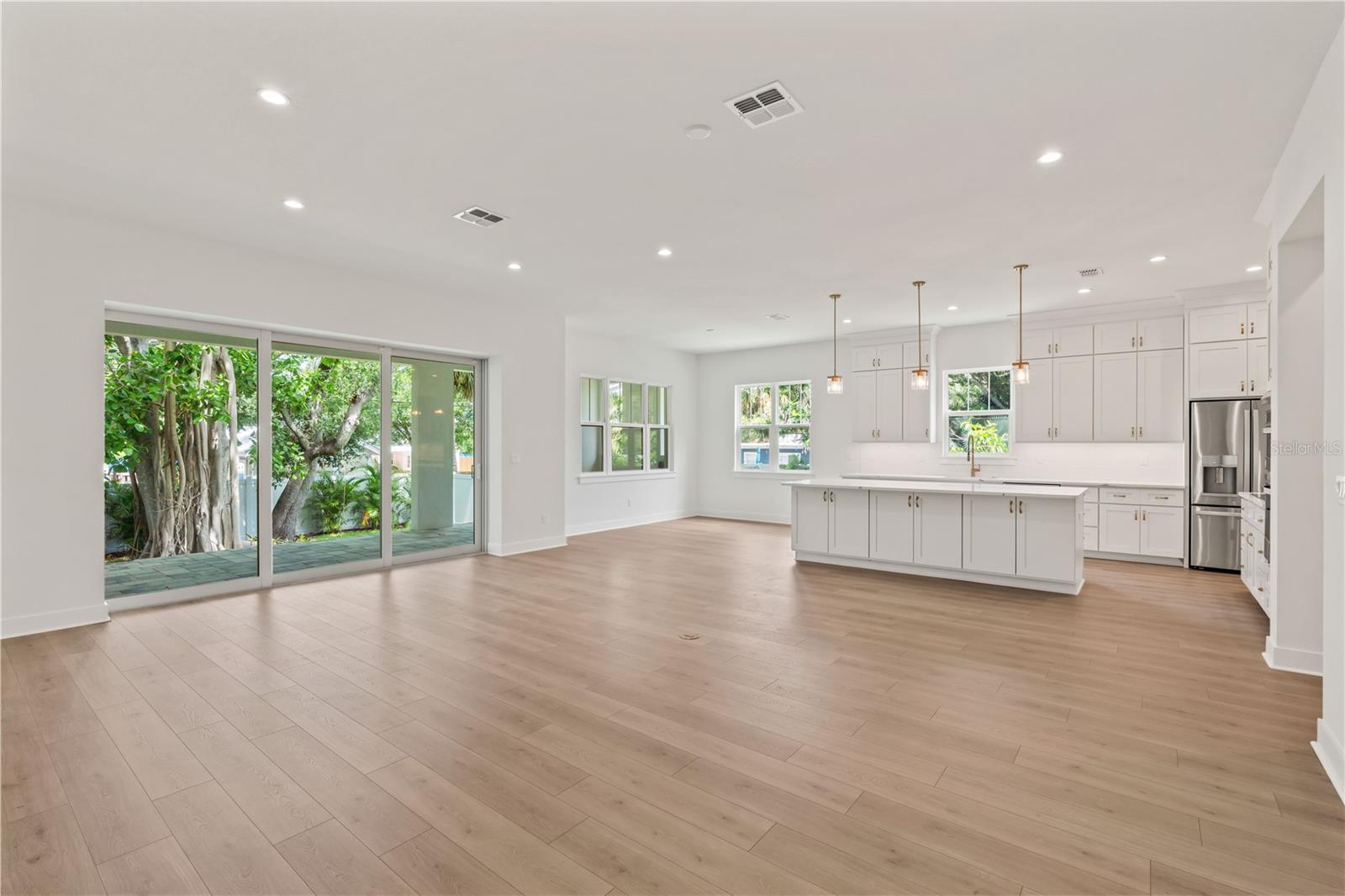 Listing photo id 31 for 4307 Renellie Drive S