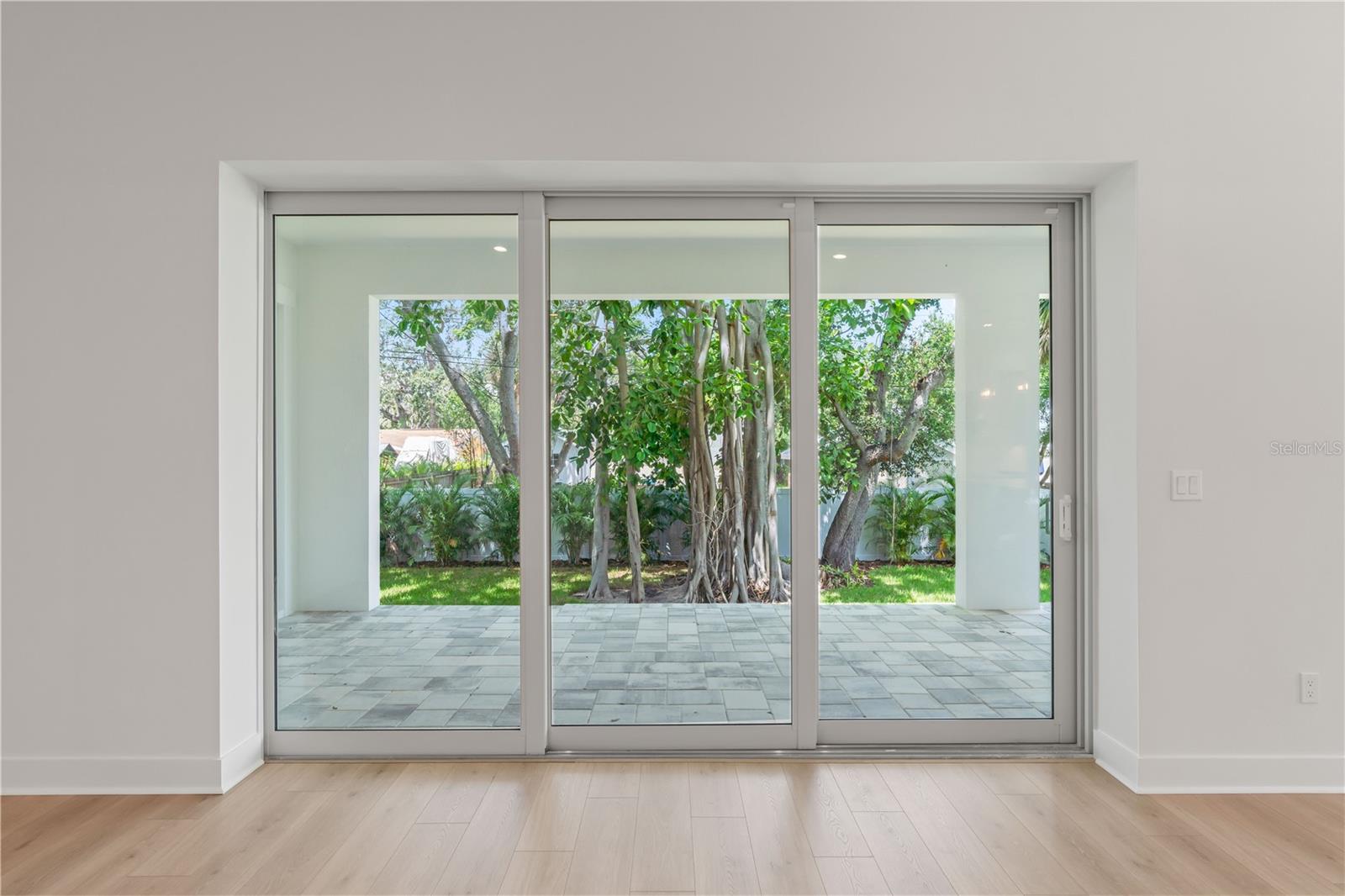 Listing photo id 32 for 4307 Renellie Drive S